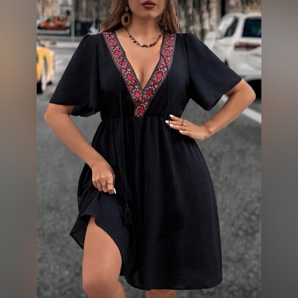 SHEIN Dresses & Skirts - SHEIN Boho Black Embroidered V-Neck Dress - Size 0XL